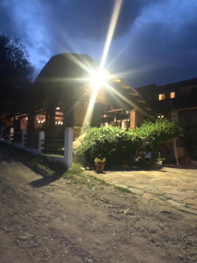 Отель No Comment Rustic Куртя-де-Арджеш Экстерьер фото